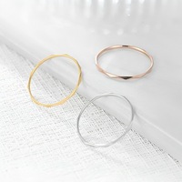 KAZITSAN Lot de 3 bagues classiques en acier inoxydable de 1 mm pour femmes, hommes et filles, bagues simples à empiler pour phalanges et pouces, bord facetté, couleur or, pour mariage