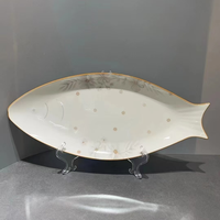 Assiette en céramique moderne en forme de poisson avec glaçure lisse et lignes propres pour servir des apéritifs de sushi ou un dessert