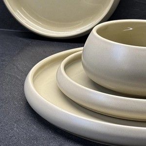 Juego de Vajilla de Diseño Francés en Blanco, Inspirado en el Estilo Blanco por Fuera y Gris por Dentro, Platos Principales Disponibles a Precios de Mayoreo - Product Image 5