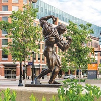 Statue en bronze grandeur nature de l'homme musclé Arnold Schwarzenegger, célèbre pour son corps musclé