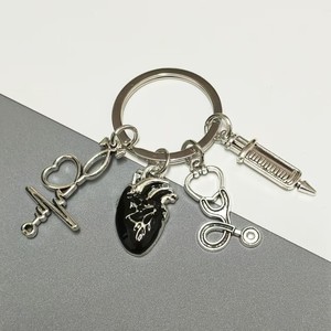 Ensemble de porte-clés sur le thème de l'infirmière avec coeur, seringue, stéthoscope-Idéal pour les infirmières et les médecins, parfait pour les célébrations de la journée des infirmières - Product Image 4