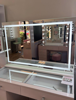 Coiffeuse moderne sur pied réglable avec miroir LED éclairé et rangement, pour salle de bain et chambre à coucher