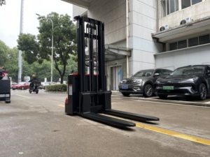 รถยกไฟฟ้า WELIFTRICH คุณภาพสูง 1.5 ตัน 1500 กก. แบตเตอรี่ตะกั่ว-กรด 24V สำหรับทางเดินแคบ - Product Image 3
