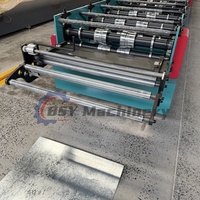 Machine de formage à froid de tôles de toiture en aluminium de 700 mm avec dérouleur hydraulique et contrôle PLC pour panneaux de toiture