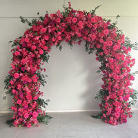 Arche florale romantique rose et rouge avec fleurs artificielles pour un décor luxueux de mariage, de fête ou d'événement en plein air