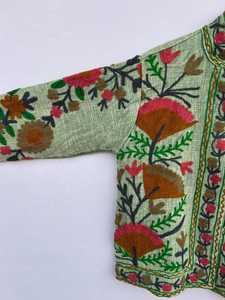 เสื้อแจ็คเก็ตซูซานีผ้าฝ้ายผสมสีเขียวทำมือ ปักลายดอกไม้และสัตว์ ติดกระดุม ระบายอากาศได้ดี เป็นมิตรกับสิ่งแวดล้อม เหมาะสำหรับฤดูหนาว - Product Image 2