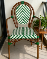 Chaise d'extérieur commerciale verte en rotin synthétique et bambou à dossier incurvé empilable