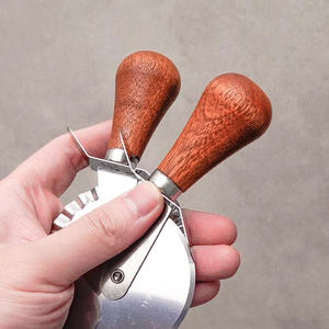 ชุดที่ตัดพิซซ่า 3 ชิ้น ด้ามไม้ พร้อมใบมีดสแตนเลส สำหรับตัดเค้ก ขนมอบ พิซซ่า และอุปกรณ์ทำขนม - Product Image 1