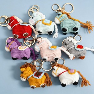 Llavero de caballo de ganchillo hecho a mano, bonito colgante de animal tejido para bolso, llavero de poni estilo Dinastía Tang para mujeres y niñas, regalo al por mayor - Product Image 1