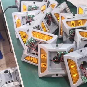 LED Yanıp Sönen Yansıtıcı Alüminyum Üretici Fiyatı Güçlendirilmiş Çivi Işıkları Kedi Gözü Reflektör Kaldırım İşaretleyicileri Güneş Enerjili Yol Çivileri - Product Image 2