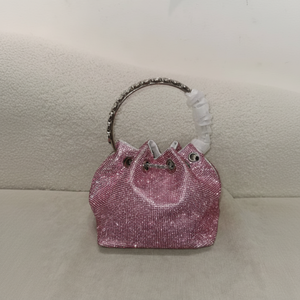 Bolso de hombro de lujo con estampado de aspas de mar coloridas, detalles de cadena y diseño de libélula en degradado para la noche. - Product Image 1