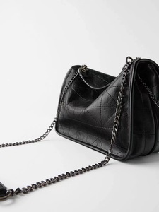 ZA Bolso bandolera de cuero PU negro para mujer, bolso de hombro suave con cadena para uso diario, viaje a rayas, moda nacional - Product Image 4