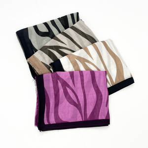 Écharpes personnalisées en viscose modal 40s à imprimé léopard et tigre, hijabs musulmans en rayonne 180cm*70cm, châle respirant à ourlet bébé cousu - Product Image 5