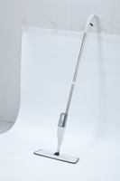 Serpillère à pulvérisation manuelle avec manche en acier inoxydable, tête en microfibre pour le nettoyage des sols, utilisation humide/sèche, bouteille rechargeable de 500 ml, écologique