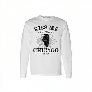 T-shirt a maniche lunghe Kiss Me I'm From Chicago con design a trifoglio - Product Image 2