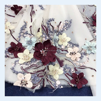 Tissu en dentelle de luxe brodé à la main 3D floral, lourdement orné de perles, de sequins et de strass pour robe de mariée et robe de soirée