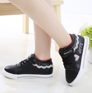 Zapatos Casuales para Niños al por Mayor, Diseño de Moda con Corazones Bordados, Estilo Tenis de Piel Sintética - Product Image 6