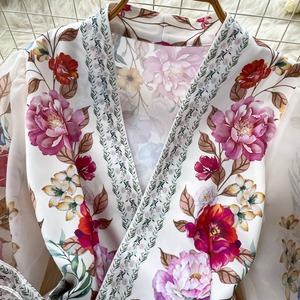 Robe de vacances florale vintage française à col en V et taille nouée, coupe trapèze, pour femme, vente en gros fabricant - Product Image 2