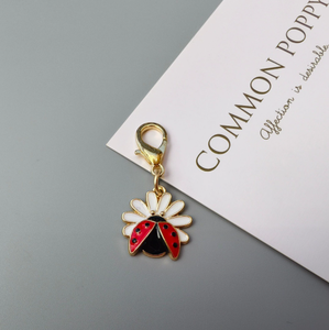 Portachiavi all'ingrosso a forma <span class=keywords><strong>di</strong></span> coccinella rossa, fai <span class=keywords><strong>da</strong></span> te, ciondoli per tazze, ciondoli per lacci delle scarpe, decorazioni <span class=keywords><strong>da</strong></span> appendere per collari <span class=keywords><strong>di</strong></span> animali domestici, simpatico regalo quotidiano - Product Image 4