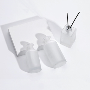 Bouteille ronde en verre dépoli mat de vente en gros pour la maison produits décoratifs bouteille de parfum de voiture <span class=keywords><strong>vide</strong></span> diffuseur avec anneau différent - Product Image 3