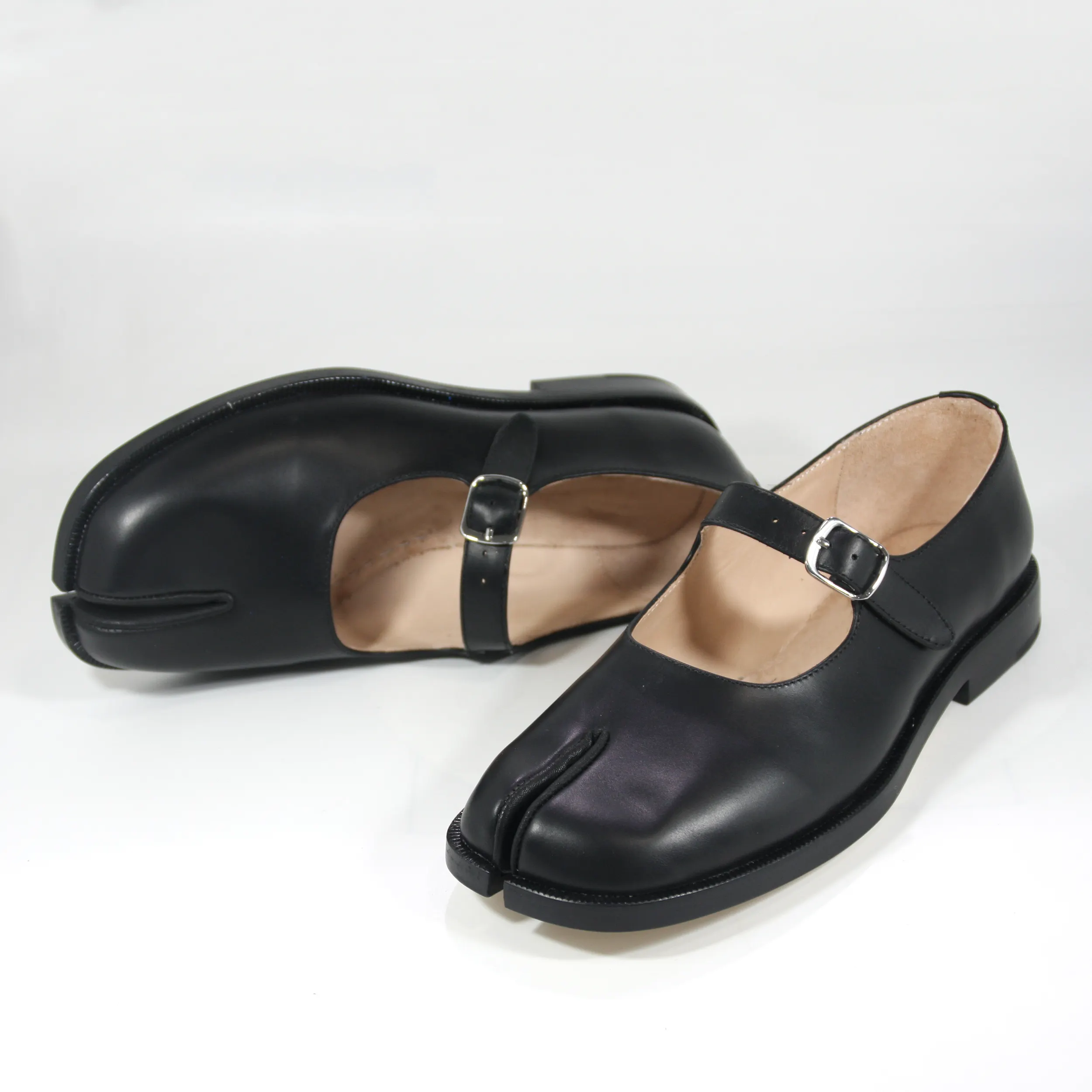 Stylish flat hills shoe for women casual leather buckle strap mary jane design Split toe ladies pumps flat shoes