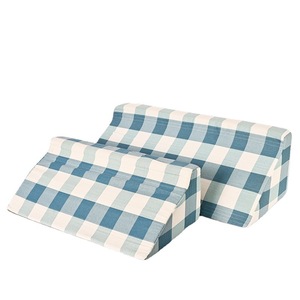 Coussin orthopédique triangulaire en forme de R pour le soutien lombaire, idéal pour les soins aux personnes âgées, le soulagement du dos et le remodelage corporel - Product Image 1
