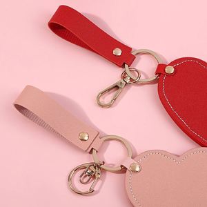 Espejo de Maquillaje Portátil de Cuero PU con Forma de Corazón Rosa - Espejo de Viaje Bonito con Llavero para Niñas - Product Image 4