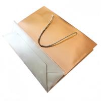 Sac cadeau en papier avec bande dorée personnalisée, poignée en corde de papier torsadée, sac de shopping en papier de luxe pour l'emballage de coffrets cadeaux cosmétiques