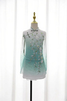 Élégante robe de patinage artistique verte dégradée pour femmes Design inspiré de Qipao avec broderie florale et décoration en strass