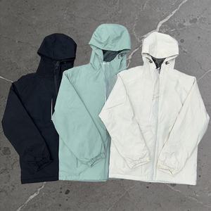 批发男女款连帽单层三层胶轻便防风衣，适合登山户外活动 - Product Image 2