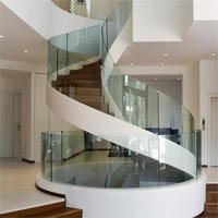 Escalier intérieur en colimaçon moderne de luxe avec cadre en acier Garde-corps en verre incurvé Marches en bois massif pour appartements Duplex Villa