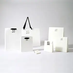 Logo di lusso stampato su misura abbigliamento portatile calzini di biancheria intima fustit eco-friendly carta sacchetto regalo con manico