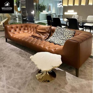 أريكة فاخرة عصرية لغرفة المعيشة، أريكة برتقالية قابلة للتخصيص بنمط تشيسترفيلد مبطنة من القماش المخملي للفيلات - Product Image 3