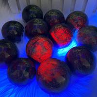 Sphère de pierre précieuse couleur lumière UV sphère de cristal de quartz naturel rubis avec boule de kyanite pour la décoration