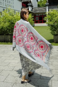 Écharpe d'hiver brodée <span class=keywords><strong>pour</strong></span> femme, douce et chaude, effet cachemire, avec pompons, collection 2025, vente chaude en gros - Product Image 5
