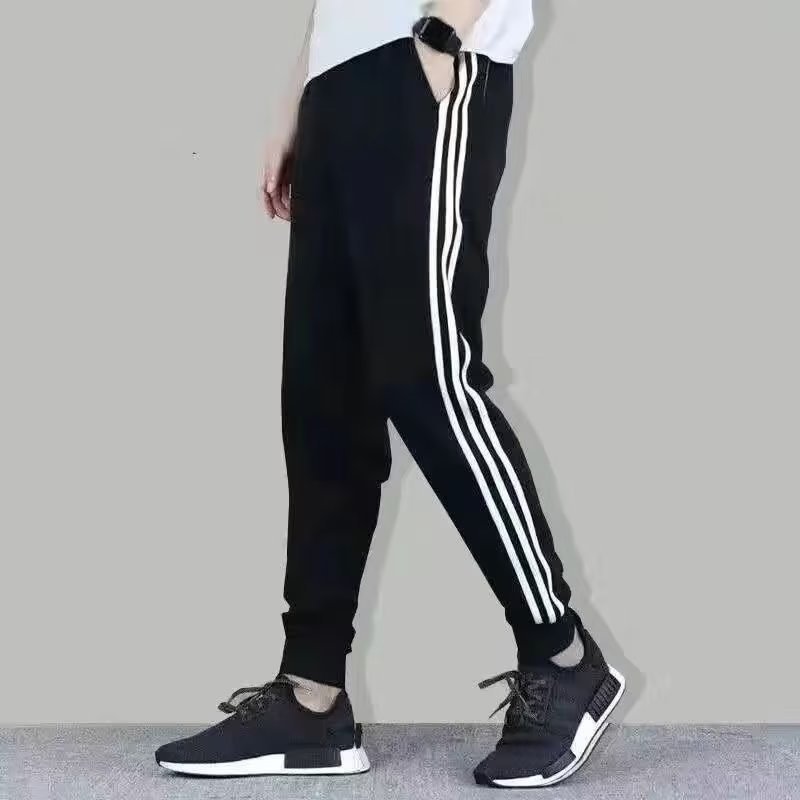 Pantaloni neri con punta a tre poli