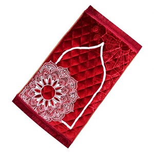 Alfombra de Oración de Espuma de Terciopelo Personalizada, Impermeable, de Secado Rápido y Ecológica para Uso Doméstico, Regalo Islámico para Hajj y Umrah, Venta al Por Mayor - Product Image 1