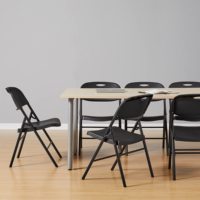 Fabricant de chaises modernes personnalisées en plastique dur empilables pliantes Dinging Chiars, blanches, noires, en résine pour l'extérieur et la fête de mariage