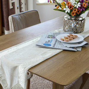 Europa a buon mercato all'ingrosso bella vendita calda elegante <span class=keywords><strong>Beige</strong></span> ricamo <span class=keywords><strong>Runner</strong></span> da tavolo per Hotel letto <span class=keywords><strong>Runner</strong></span> bandiera - Product Image 4