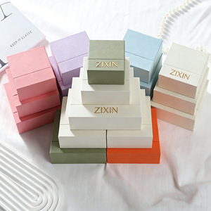 Boîtes cadeaux en papier carrées en plastique luxueuses, couleur corail sauge, rangement élégant pour bibelots, ornées d'un logo doré - Product Image 2