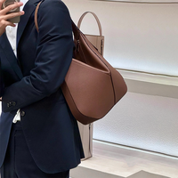 Sac fourre-tout pour femme en cuir véritable Molk personnalisé avec logo en relief, design bandoulière en forme de V tendance