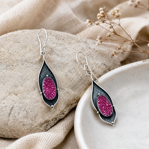 Orecchini vintage con piume di uccello fucsia, regalo per feste da donna - Product Image 3