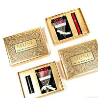 Boîte cadeau cosmétique pliable de luxe avec logo personnalisé en relief, doublure en éponge, matériaux recyclés pour l'emballage de gloss et de rouge à lèvres