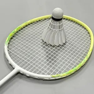 Raqueta de bádminton equilibrada profesional 4U con diseño de carbono con agarre de PU