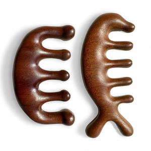 Peigne de massage du cuir chevelu en bois de santal à dents larges, personnalisé, en bois naturel, peigne Gua Sha en bois de santal, vente en gros - Product Image 1