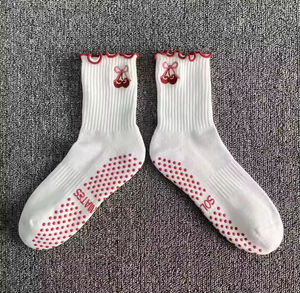 الخريف مخصص شعار قبضة بيلاتيس الجوارب مع طاقم التطريز الجوارب اليوغا عالية مع الكشكشة أسفل الشعار الموقف - Product Image 4