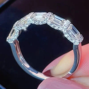 Anello a Forma di T con Zirconi Quadrati per Donne, Gioiello da Dito Lussuoso e Scintillante alla Moda - Product Image 5