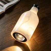 Lampe suspendue en forme de bouteille en albâtre, texture de marbre blanc naturel, abat-jour en pierre en forme de bouteille avec capuchon en métal noir