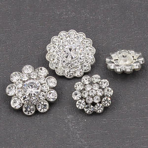 Venta al por mayor Botón de diamantes de imitación con vástago corazón vástago botón coser botón DIY accesorios Adorno - Product Image 3