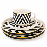 Service de table en porcelaine fine noire et blanche, motif géométrique audacieux, avec bordure dorée, vaisselle de luxe personnalisée